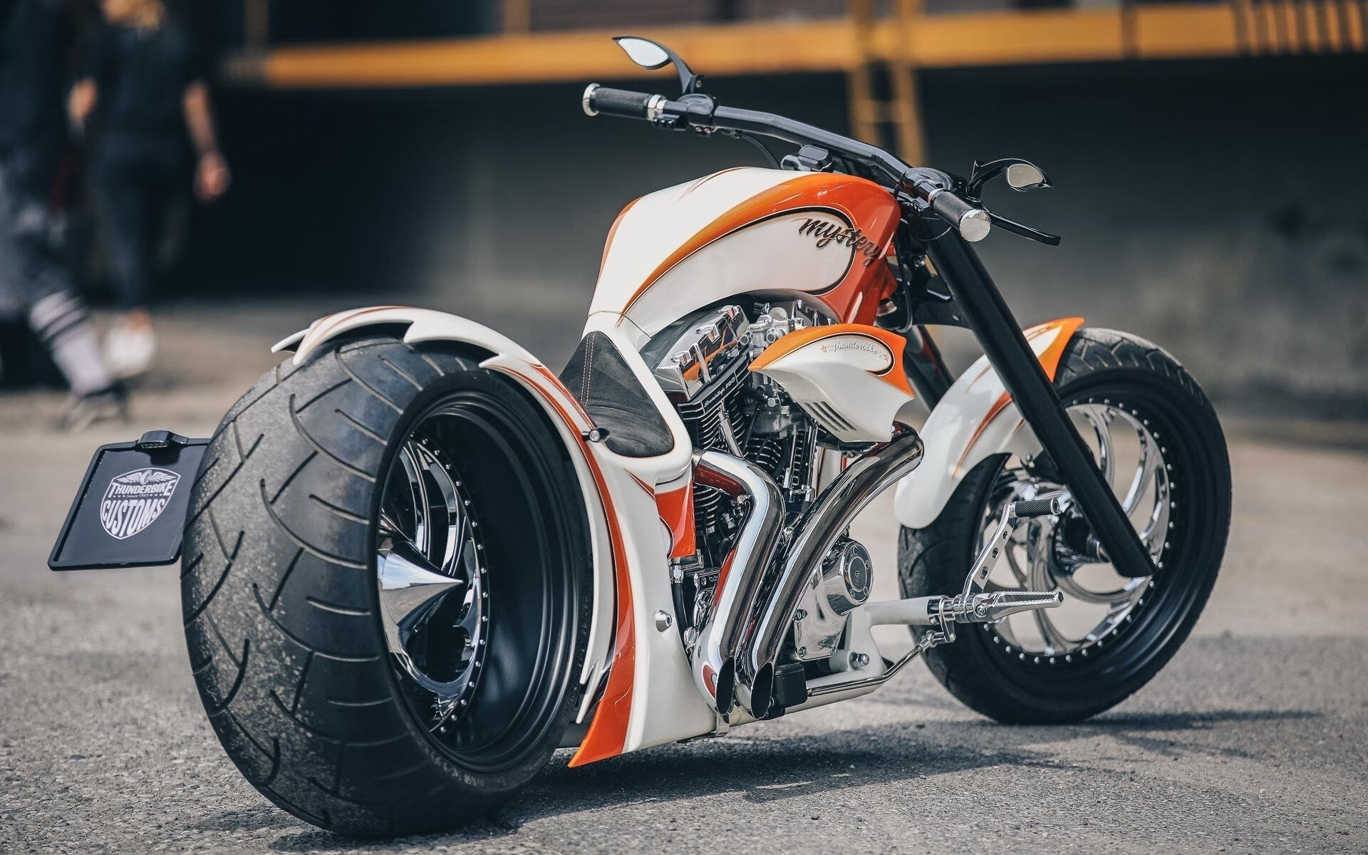 哈雷骑行变身：极速追逐中车手的极限挑战，哈雷骑行教学视频