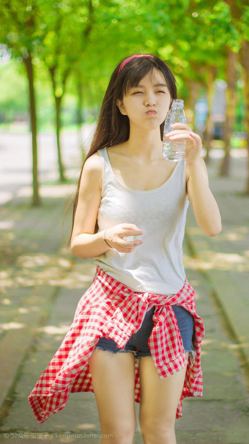 女子仰泳选手后程冲刺亮眼，女子仰泳运动员